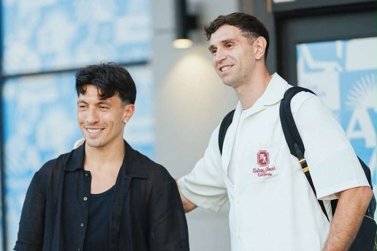 Dibu Mart&iacute;nez (&agrave; direita) tem uma fratura leve na m&atilde;o &ndash;