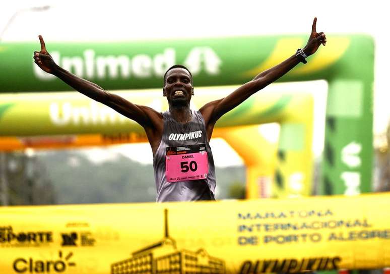 Daniel Sang, do Qu&ecirc;nia, faz 2:10:21, novo recorde de maratona em solo brasileiro (Foto: Fernanda Paradizo)