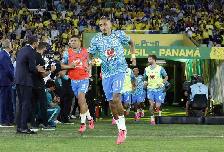 Raphinha deve come&ccedil;ar a Copa do Mundo como titular da Sele&ccedil;&atilde;o &ndash;