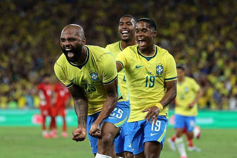 Igor Thiago (esq.) comemora o quinto gol da sele&ccedil;&atilde;o brasileira contra o Panam&aacute;, no &uacute;ltimo domingo (31/5)
