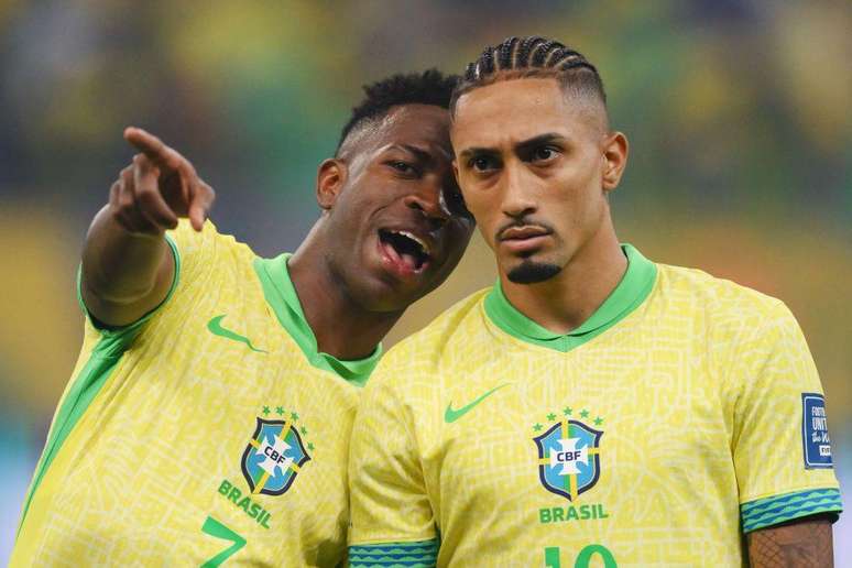 'Temos dois dos cinco melhores jogadores do mundo', repete Ancelotti pelos corredores da sede da CBF: Vinicius Jr. (esq.) e Raphinha (dir.)