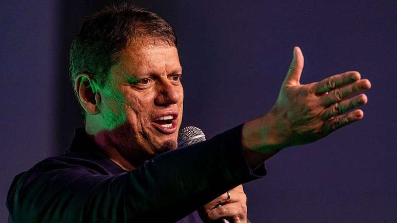 O governador de S&atilde;o Paulo Tarc&iacute;sio de Freitas (Republicanos) lidera as pesquisas para a reelei&ccedil;&atilde;o no Estado
