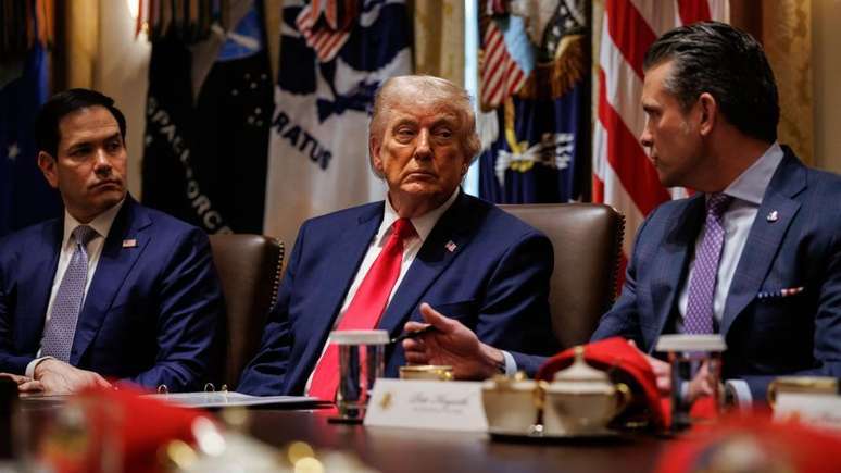 Trump e os principais membros do seu gabinete tentam chegar a um equil&iacute;brio entre as concess&otilde;es de Teer&atilde; e o r&aacute;pido t&eacute;rmino da guerra, para evitar consequ&ecirc;ncias pol&iacute;ticas