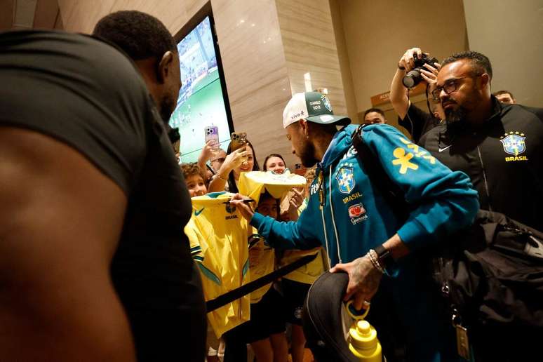 Neymar foi o mais celebrado na sa&iacute;da do hotel &ndash;