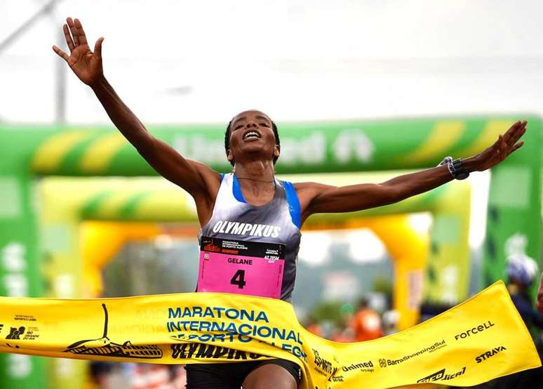 A et&iacute;ope Gelane Senbete bateu o recorde da prova, com 2:31:16 (Foto: Fernanda Paradizo)