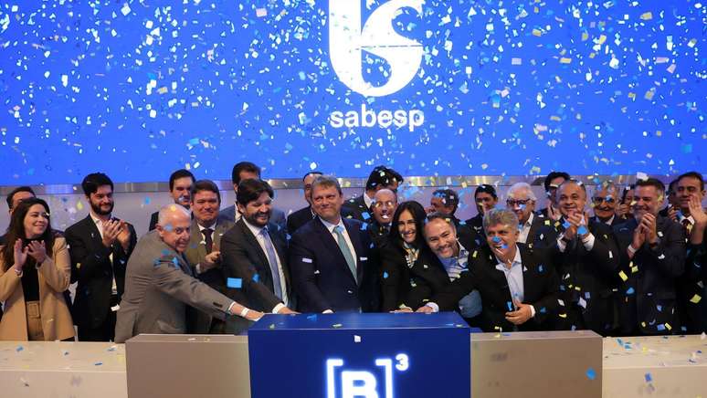 A Sabesp foi privatizada em 2024, com uma cerim&ocirc;nia na B3, tendo a maior parte das suas a&ccedil;&otilde;es sendo vendidas para a Equatorial
