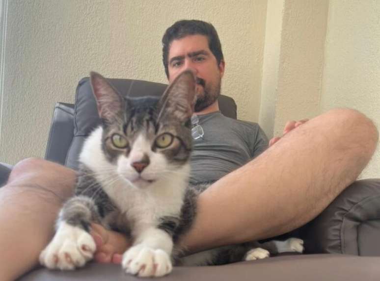 O youtuber Pirula ao lado de seu gato de estima&ccedil;&atilde;o em foto de 7 de abril de 2026, a primeira publicada por ele ap&oacute;s sofrer um AVC em maio de 2025.