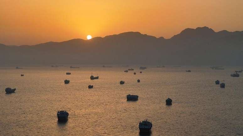 O tr&aacute;fego de navios pelo estreito de Ormuz foi praticamente paralisado