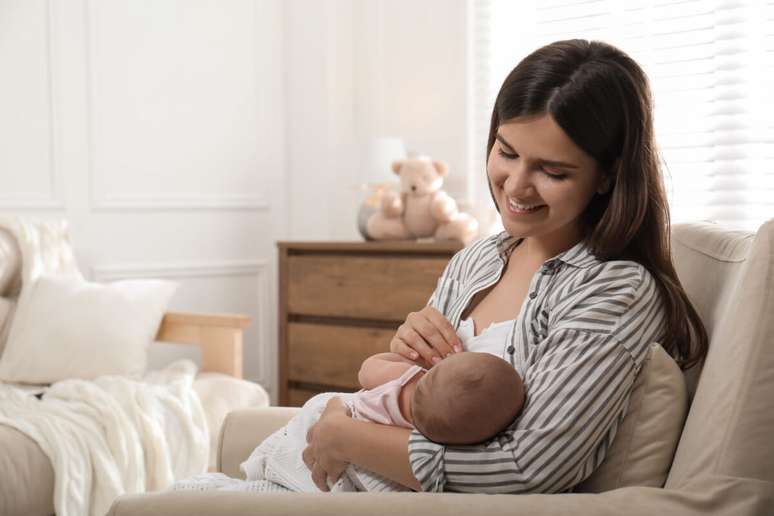 De acordo com as diretrizes oficiais, o ideal &eacute; oferecer apenas leite materno at&eacute; os 6 meses e iniciar a introdu&ccedil;&atilde;o alimentar com alimentos naturais a partir dessa fase 