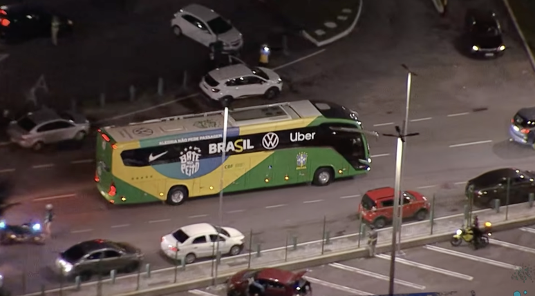 &Ocirc;nibus da Sele&ccedil;&atilde;o deixa a sede da CBF