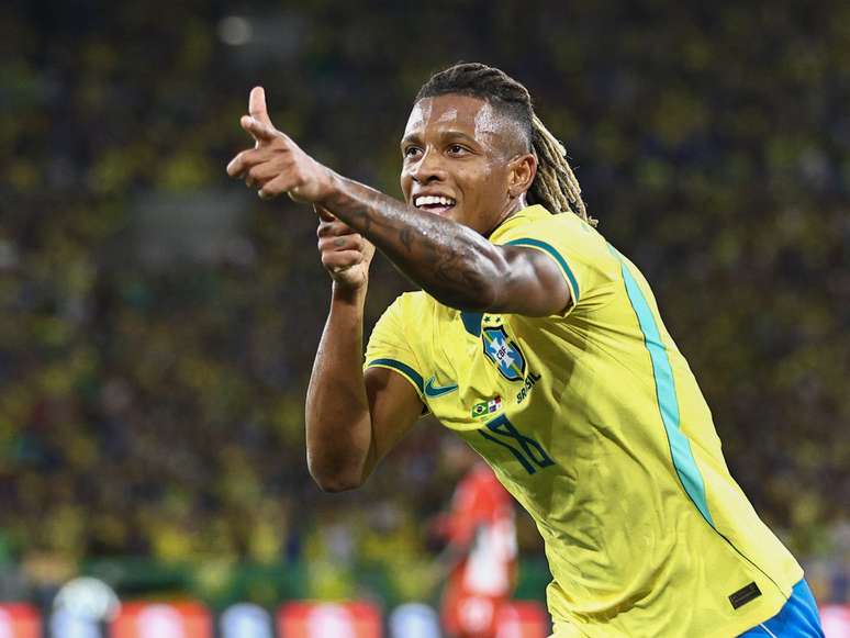 Danilo comemora gol