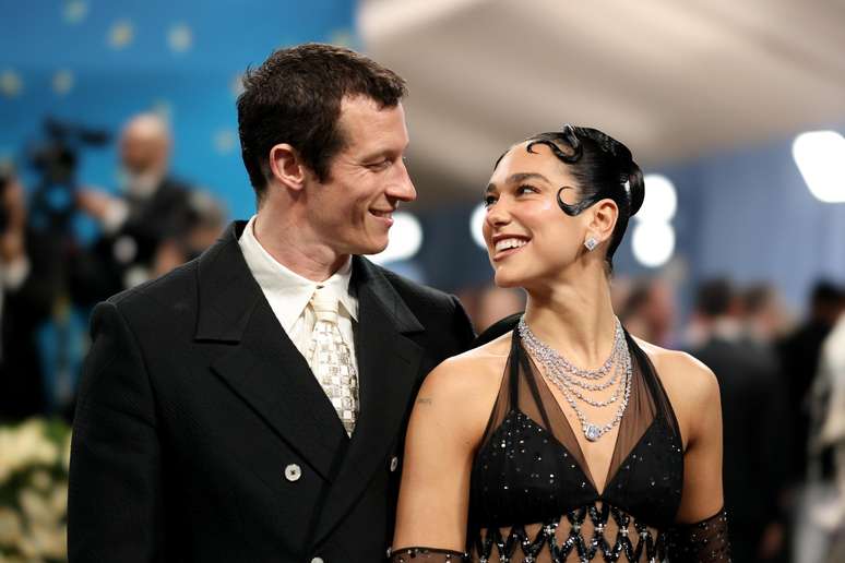 Dua Lipa e Callum Turner no tapete vermelho do MET Gala