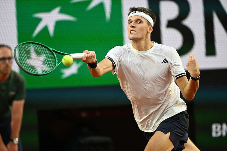 Jakub Mensik encara Jo&atilde;o Fonseca nas quartas de final de Roland Garros