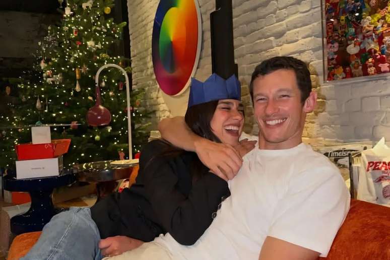 Dua Lipa e Callum Turner em momento descontra&iacute;do em casa