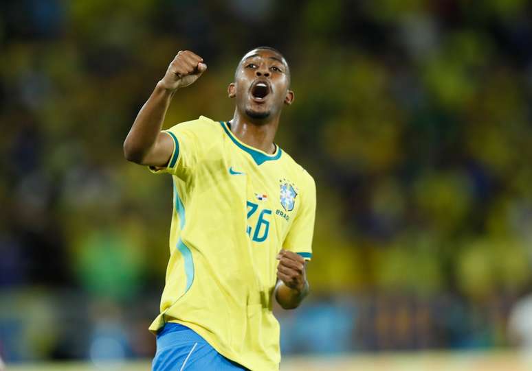 Rayan comemora gol