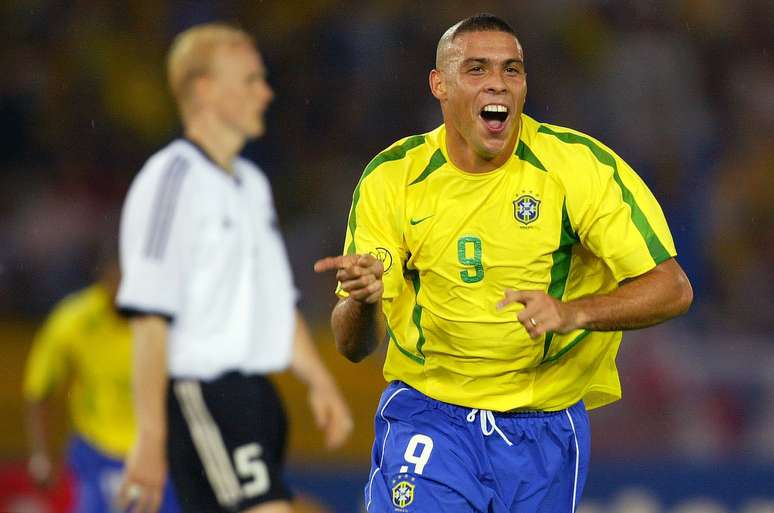 Ronaldo Fen&ocirc;meno com o corte 'Casc&atilde;o' em 2002