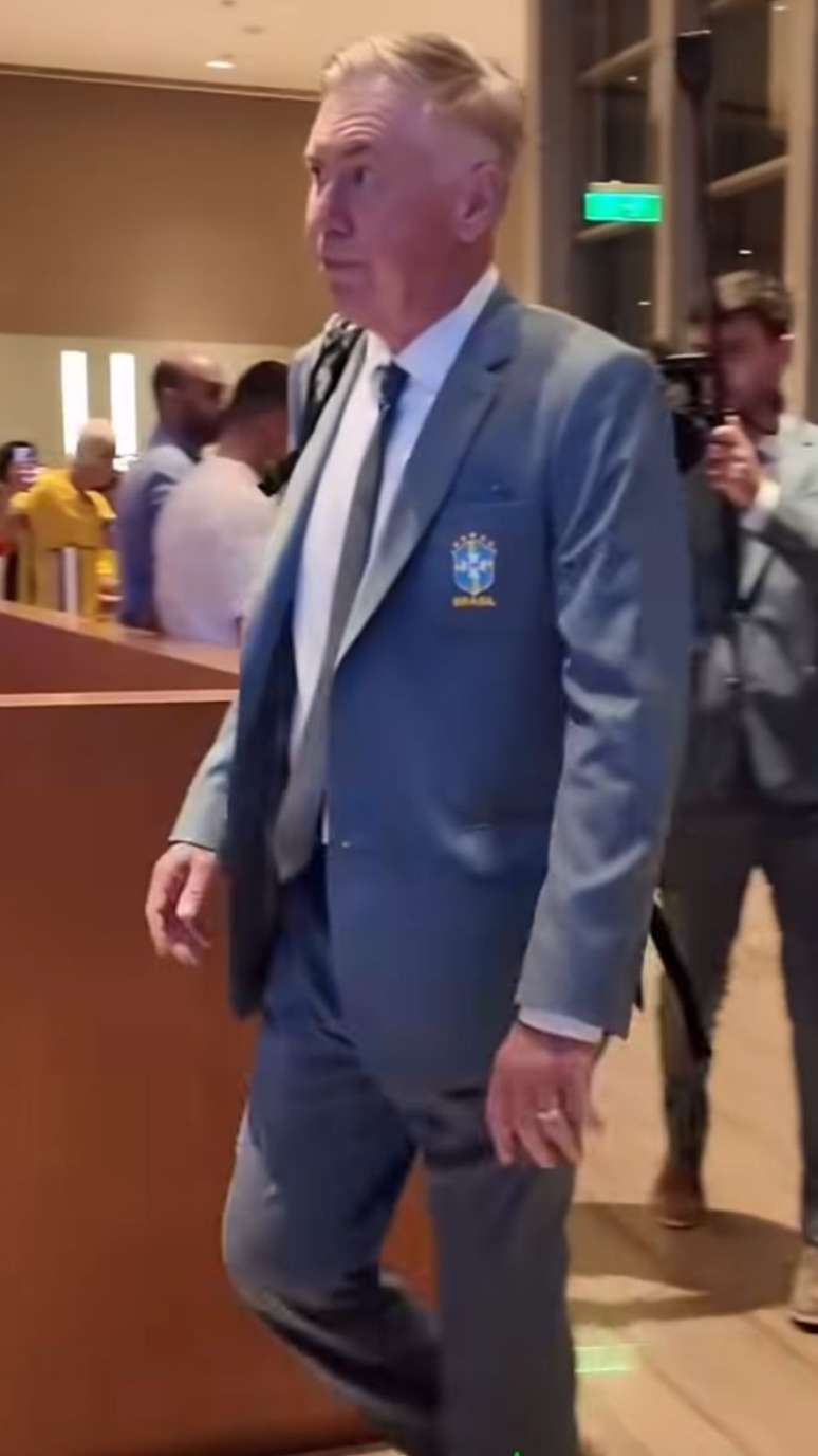 Carlo Ancelotti era o mais elegante, com terno completo.