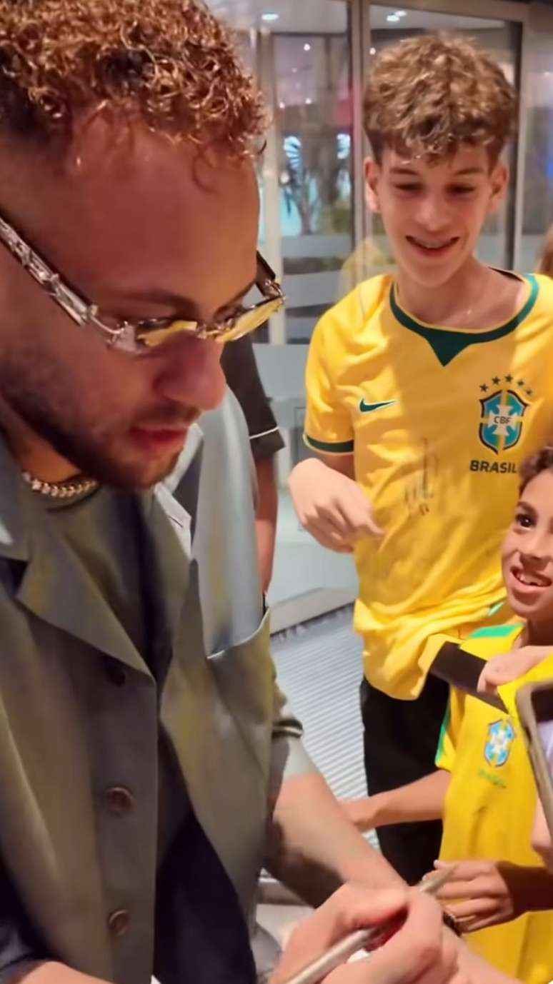 Neymar tamb&eacute;m deu aut&oacute;grafos.