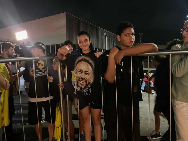 Garota leva camiseta com imagem de Neymar