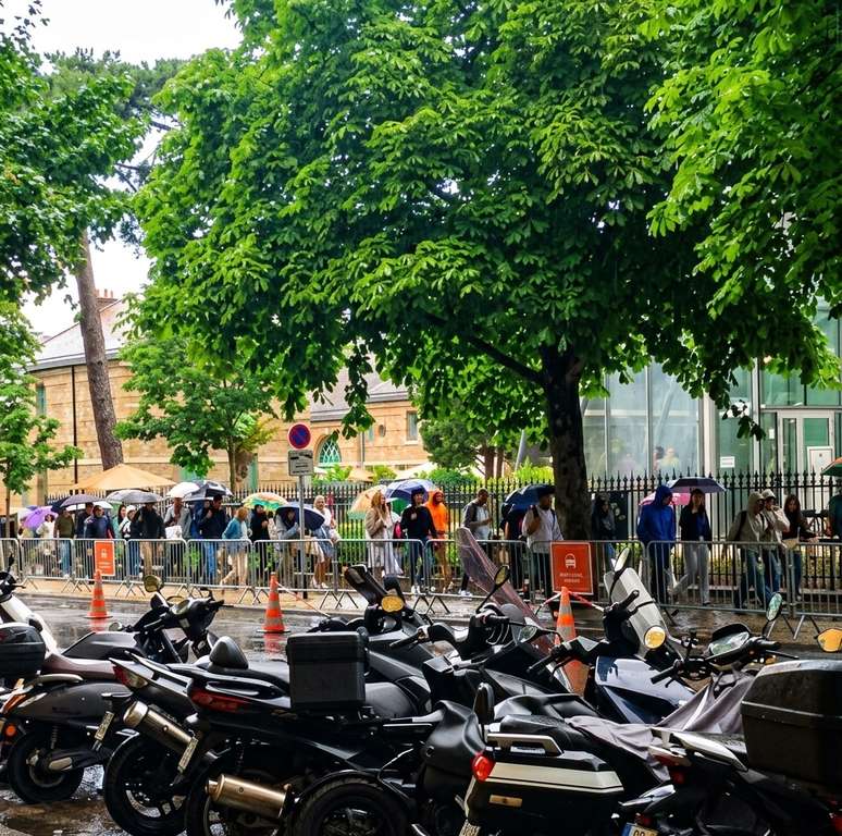 Na tarde de ter&ccedil;a-feira (2), a coluna flagrou a sa&iacute;da de espectadores de Roland-Garros sob chuva de granizo 