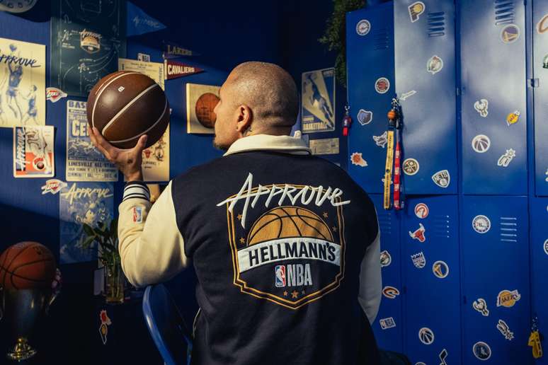 Exemplo de jaqueta varsity da collab entre Hellmann&rsquo;s e Approve 