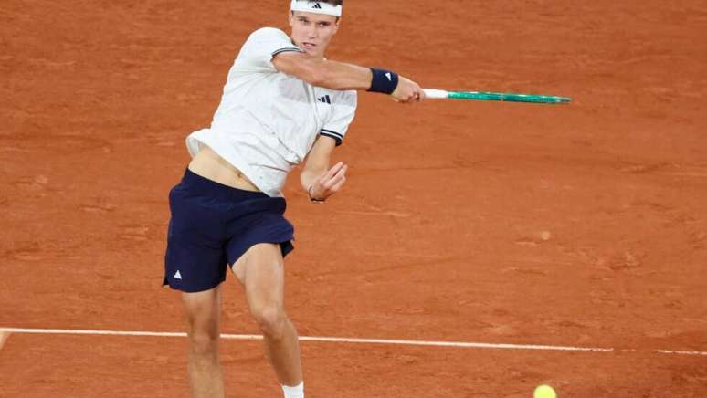 O tenista da Rep&uacute;blica Tcheca, Jakub Mensik, em partida pelas quartas de final do torneio masculino de Roland-Garros. Em Paris, em 2 de junho de 2026.
