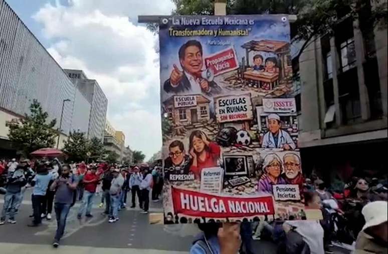 Manifestantes chegaram a tentar entrar na &aacute;rea onde est&aacute; sendo instalada a fan fest para o Mundial &ndash;