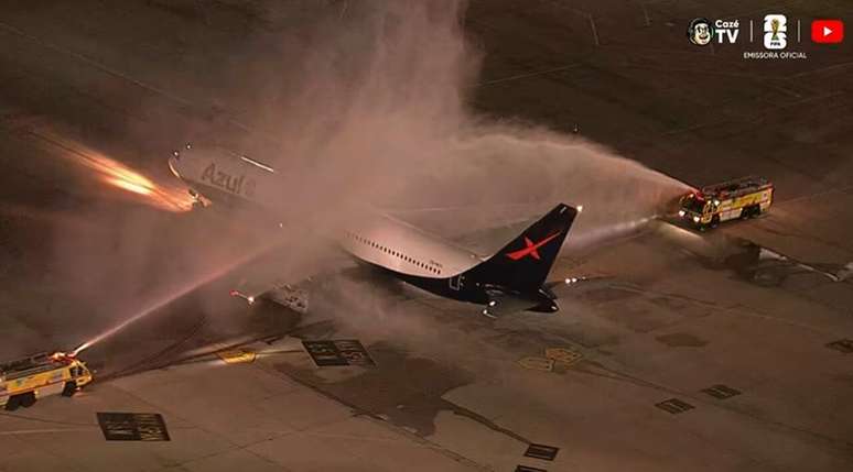 Avi&atilde;o com jogadores da Sele&ccedil;&atilde;o ganha &ldquo;batismo&rdquo; antes da decolagem &ndash;