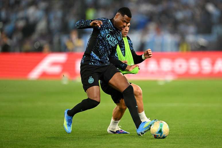 Denzel Dumfries em disputa de bola com Lautaro Martinez durante aquecimento da Inter &ndash;
