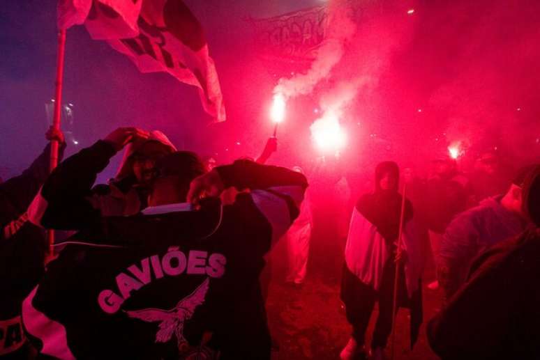 Torcida do Corinthians comemora expuls&atilde;o de Augusto Melo.