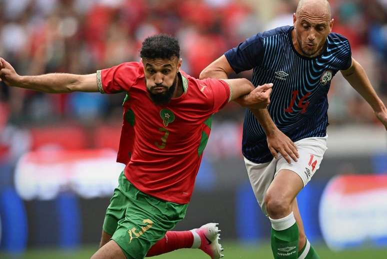 O lateral marroquino Mazraoui (&agrave; esquerda)&nbsp; vai ao ataque e recebe a marca&ccedil;&atilde;o de Couturier.