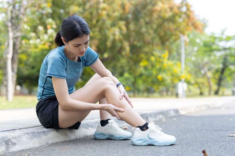As les&otilde;es na corrida s&atilde;o comuns e costumam estar ligadas &agrave; sobrecarga repetitiva, afetando principalmente joelho, tornozelo, p&eacute;s e panturrilha 