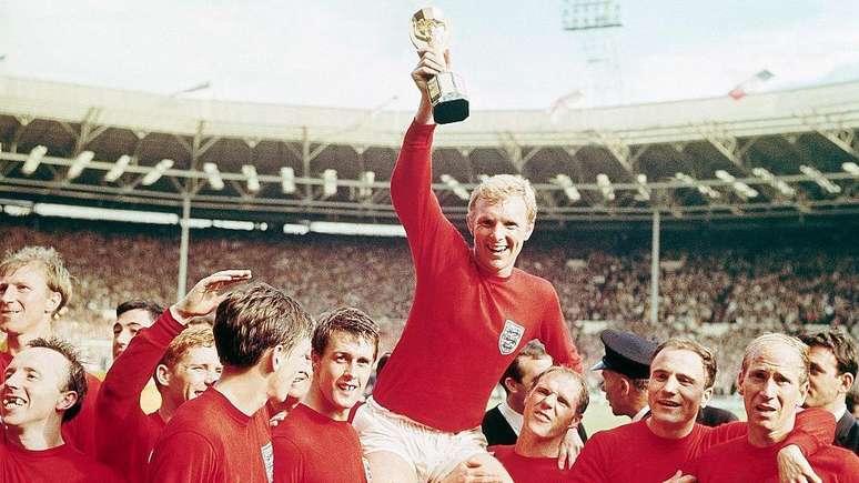 Bobby Moore ergue a ta&ccedil;a da Copa do Mundo em 1966
