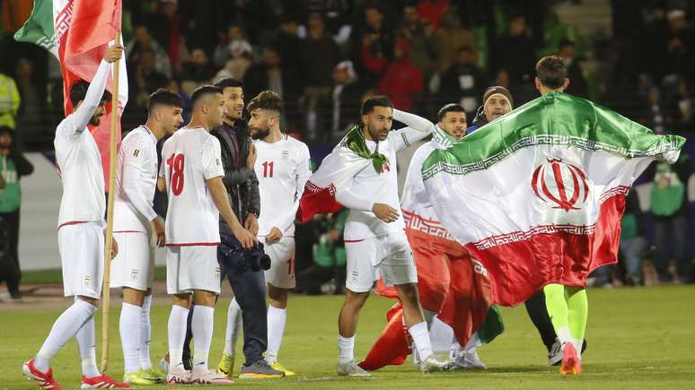 A equipe masculina de futebol do Ir&atilde; comemora a classifica&ccedil;&atilde;o para a Copa do Mundo 2026, ap&oacute;s empatar com o Uzbequist&atilde;o, em mar&ccedil;o do ano passado