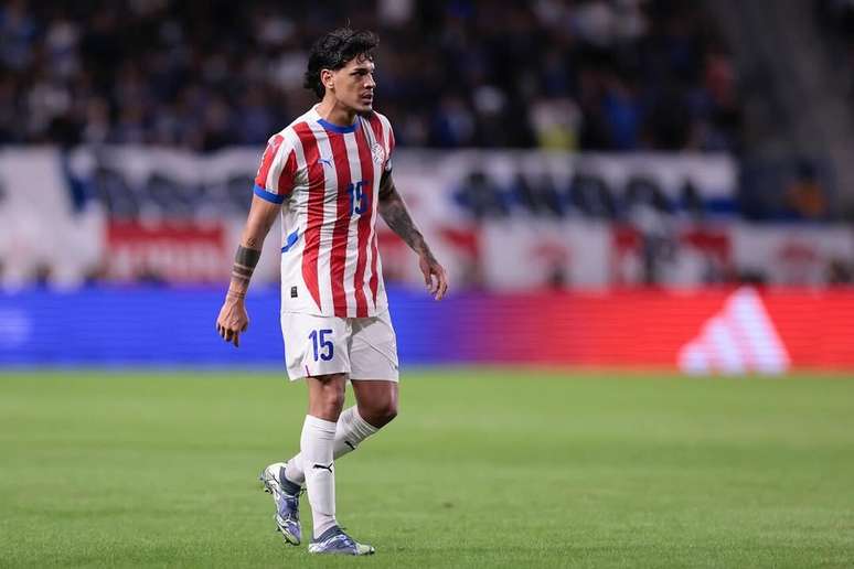 Gustavo G&oacute;mez em campo pela sele&ccedil;&atilde;o do Paraguai, rumo a sua primeira Copa do Mundo &ndash;