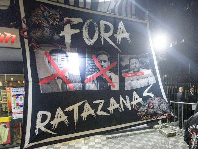 Faixa estendida em frente ao Parque S&atilde;o Jorge durante a vota&ccedil;&atilde;o para expuls&atilde;o de Augusto Melo.