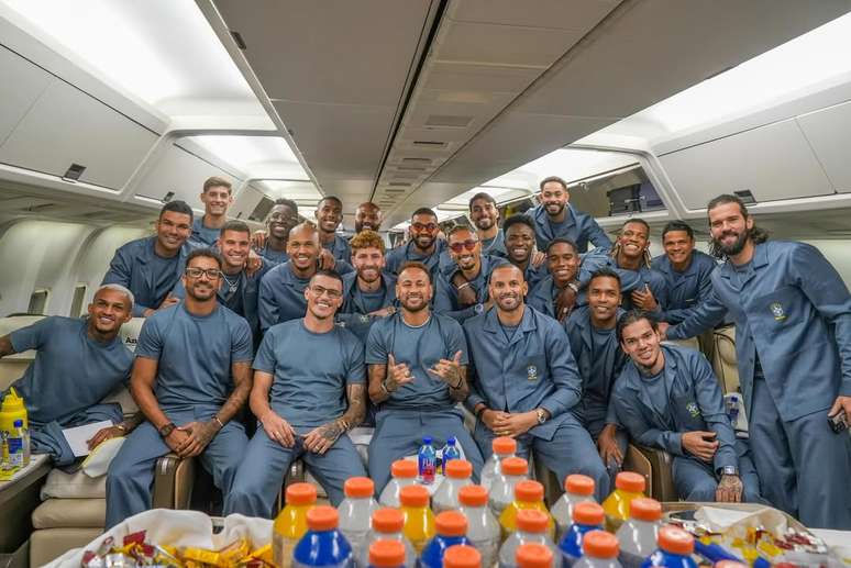 Neymar posa com a delega&ccedil;&atilde;o e refor&ccedil;a esp&iacute;rito de uni&atilde;o da equipe &ndash; 
