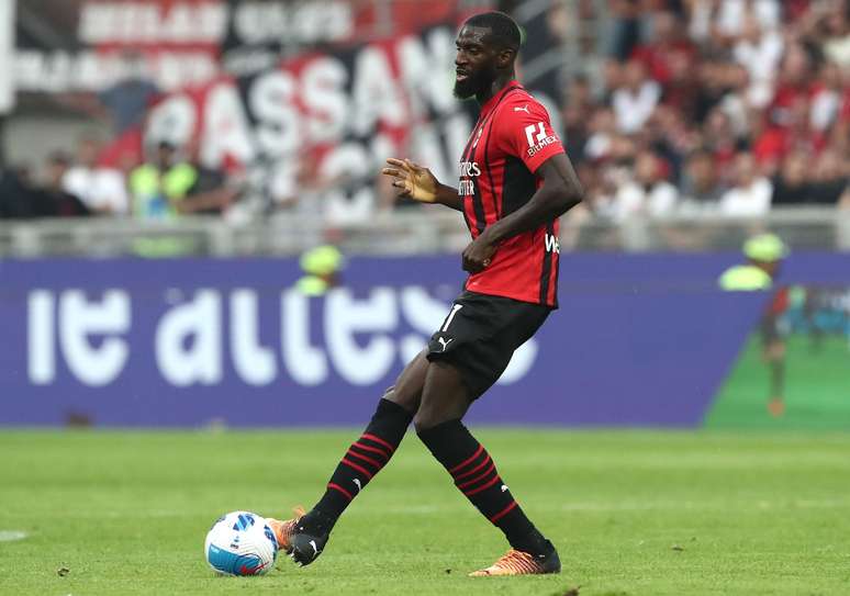 Tiemoue&rsquo; Bakayoko, do AC Milan, em a&ccedil;&atilde;o durante a partida da S&eacute;rie A entre AC Milan e Atalanta BC no Est&aacute;dio Giuseppe Meazza, em 15 de maio de 2022, em Mil&atilde;o, It&aacute;lia. (Foto de Marco Luzzani/Getty Images)