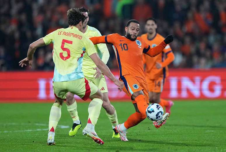 Memphis, craque do Corinthians, em campo pela Holanda. (Photo by Alex Bierens de Haan/Getty Images)
