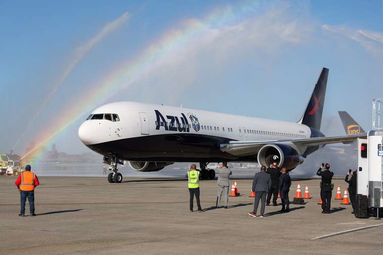 Avi&atilde;o do Brasil &eacute; recebido com &ldquo;batismo&rdquo;, repetindo cerim&ocirc;nia feita no Brasil 