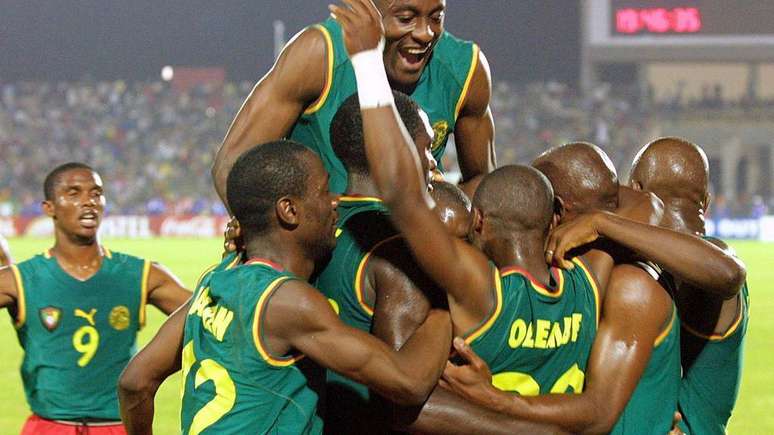 Jogadores de Camar&otilde;es comemoram usando a camisa sem mangas na Copa Africana de Na&ccedil;&otilde;es de 2002