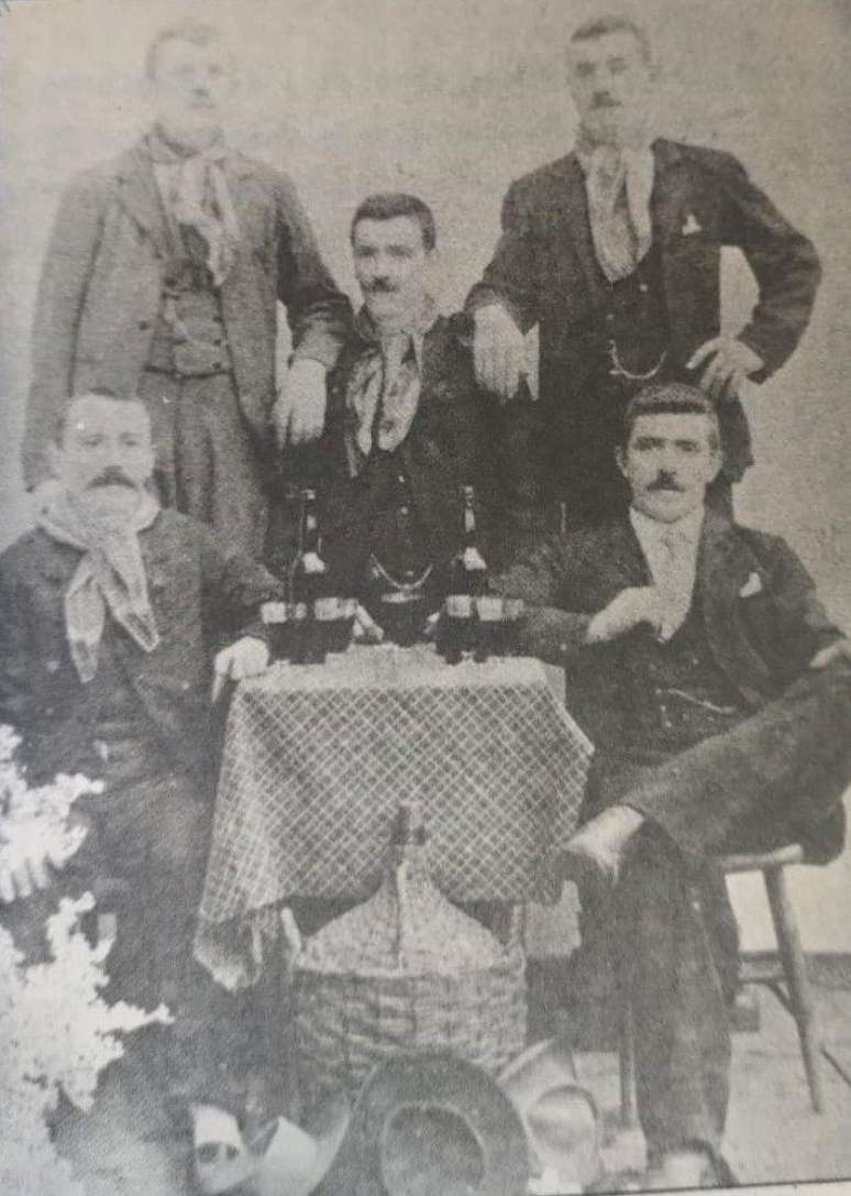 Integrantes da patrulha atacados pelos monges; entre eles os feridos Jo&atilde;o Ferri, primeiro &agrave; esquerda, sentado, &agrave; frente de Pedro Mottim, em p&eacute;