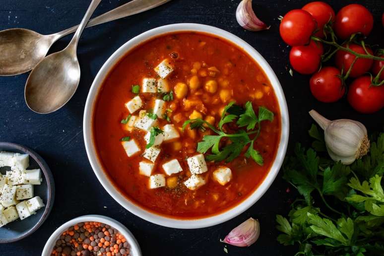 Sopa de lentilha e gr&atilde;o-de-bico com queijo feta 