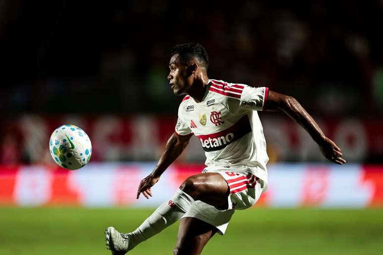 Experiente lateral Alex Sandro tem renova&ccedil;&atilde;o encaminhada com o Fla &ndash;