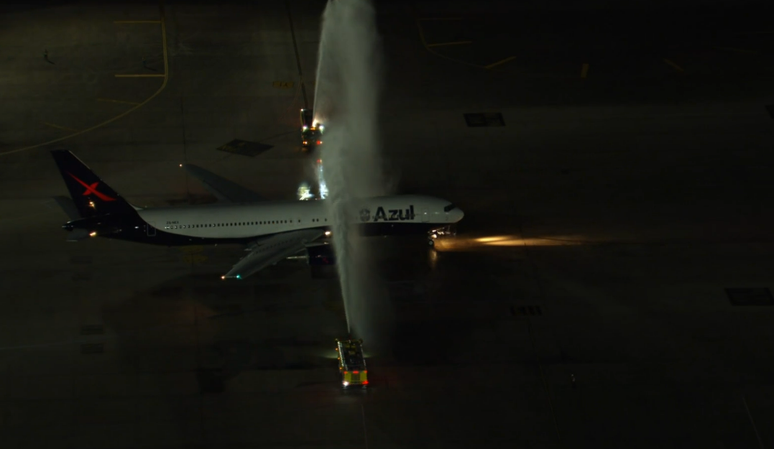 Avi&atilde;o passa pelo batismo no aeroporto antes de decolar
