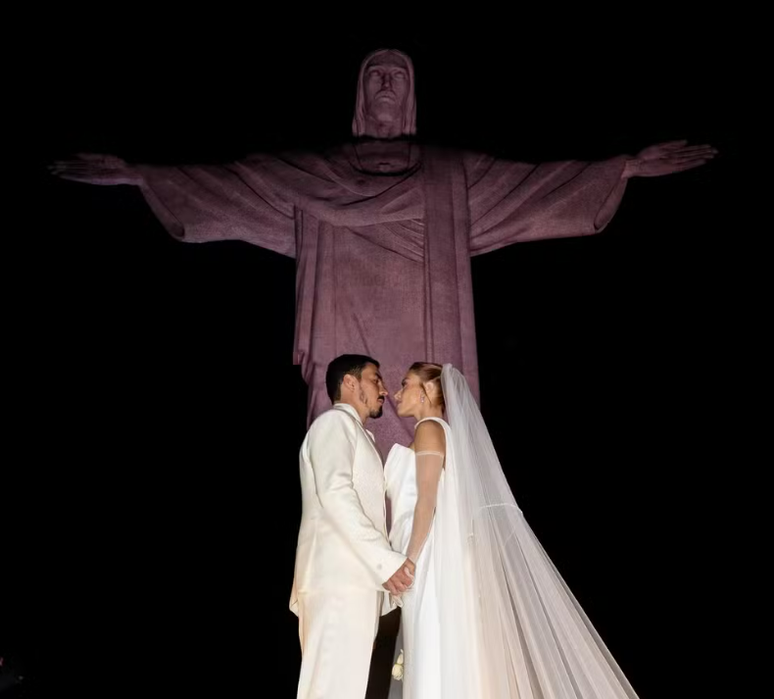 Giovanna Lancellotti e Gabriel David se casam no Cristo Redentor