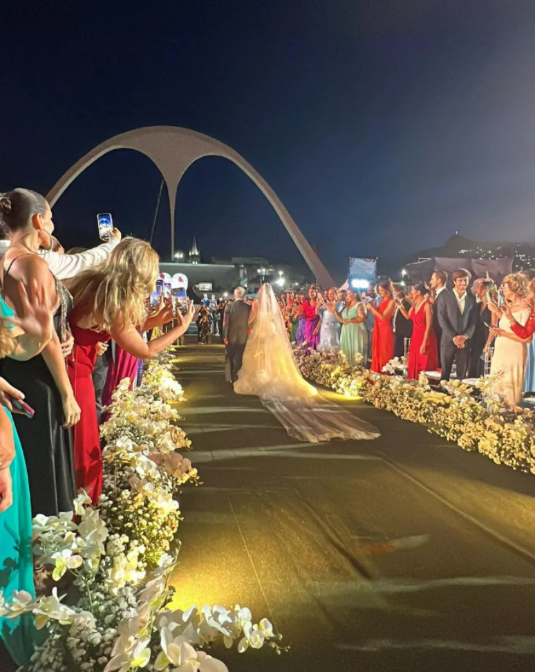 Carol Sampaio se casa na Sapuca&iacute;