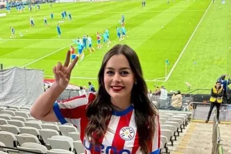Larissa Riquelme assiste jogo em est&aacute;dio