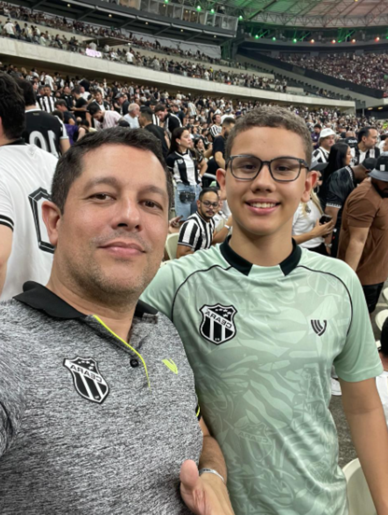 Lucca junto com o pai, Jos&eacute; Arag&atilde;o, durante um jogo do Cear&aacute;