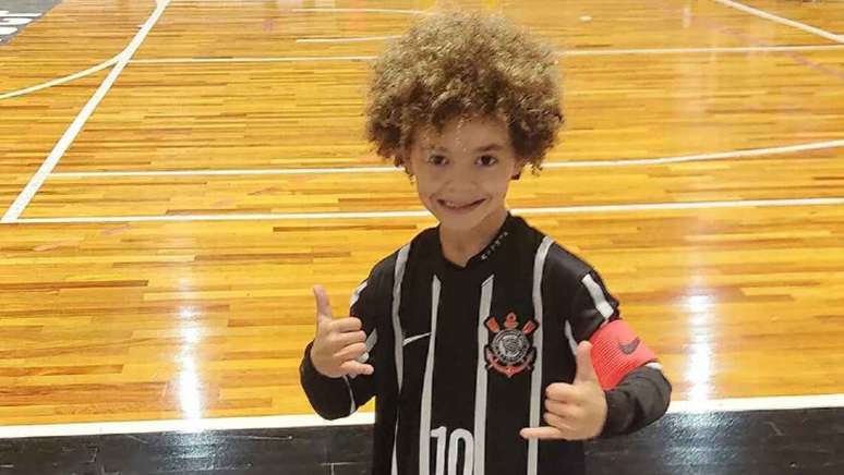 Lucas Flora, de 10 anos, pelas categorias de base do Corinthians 